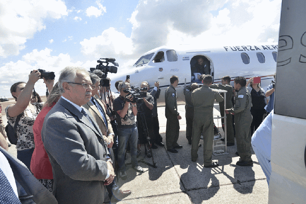 Cómo suben una camilla al avión presidencial