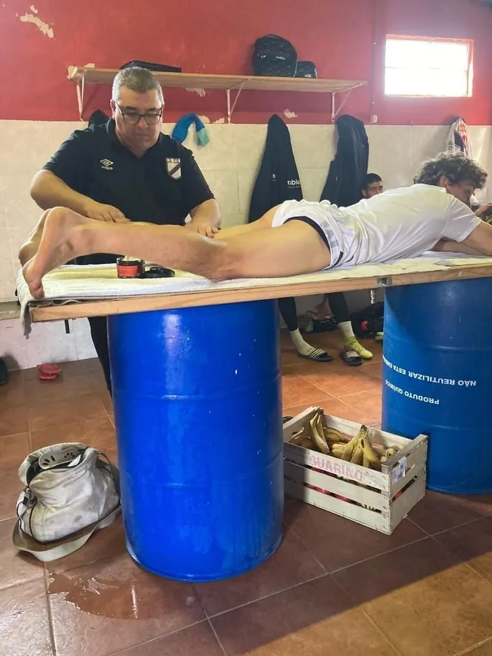 Papelito Fernández en la camilla improvisada