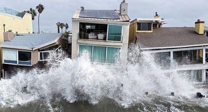 Viviendas valoradas en millones de dólares han sufrido severos daños en las últimas semanas en Long Beach, California.