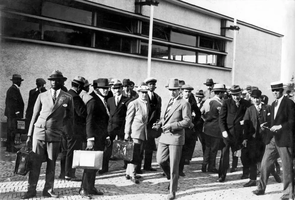 Los futbolistas celestes en su llegada a Ámsterdam para los Juegos Olímpicos de 1928, donde lograron su segundo título tras vencer a Argentina en la final.