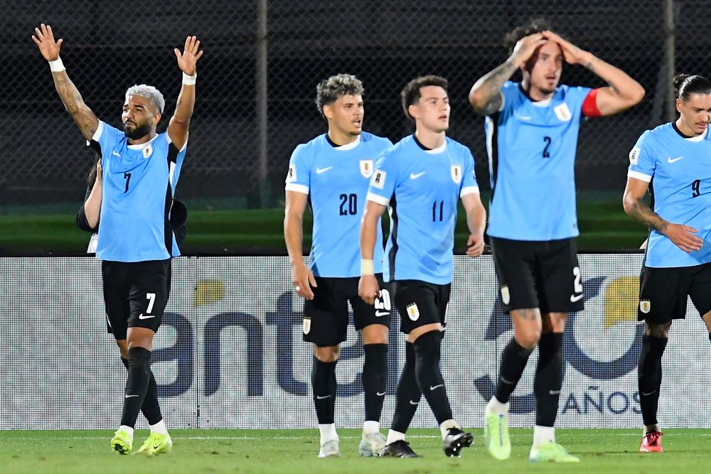 Rodrigo Aguirre celebra su gol para la selección de Uruguay ante Colombia