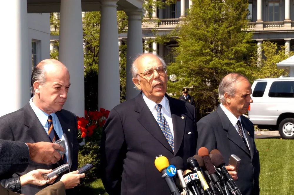 El presidente Jorge Batlle flanqueado por el embajador Hugo Fernández Faingold (izquierda) y Walter Sánchez, con la prensa después de la reunión con George W. Bush en la Casa Blanca en 2003