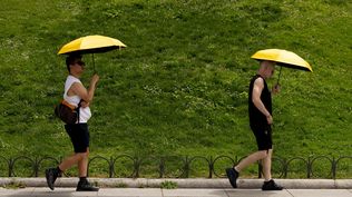 Dos hombres se resguardan del sol y las altas temperaturas en España. EUROPA PRESS