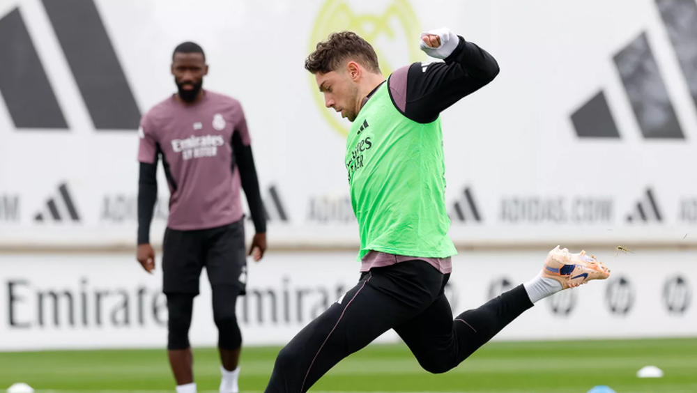Federico Valverde volvió a entrenar en cancha luego del cruce con Tchouameni