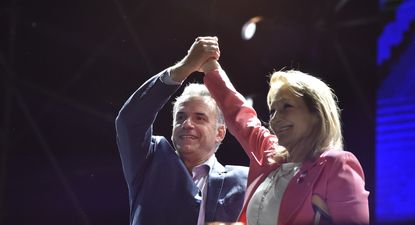 El Observador | Yamandú Orsi y Carolina Cosse en el cierre de campaña del Frente Amplio en el Velódromo.jpeg