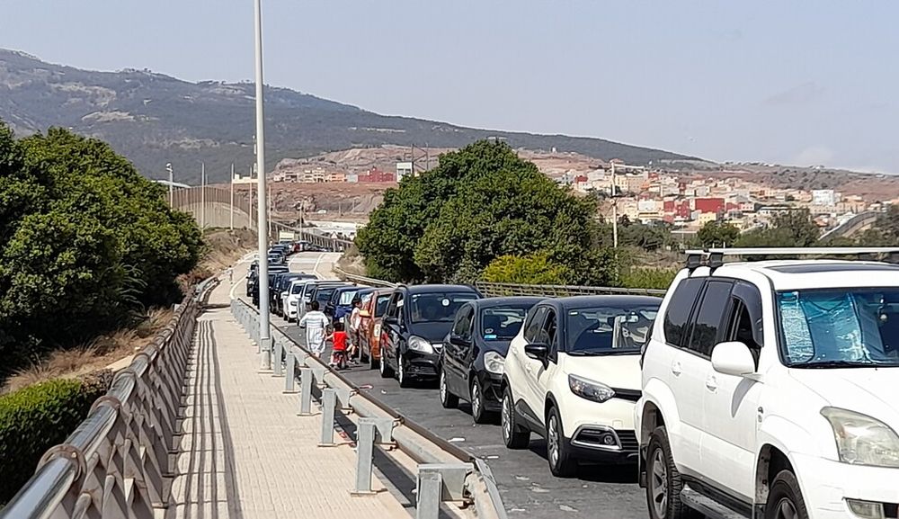 Vehículos en la frontera de Melilla con Marruecos