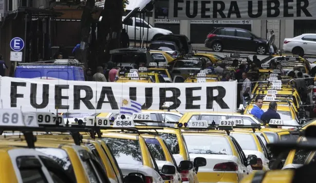 Fuego cruzado entre taxis y Uber en Defensa de la Competencia