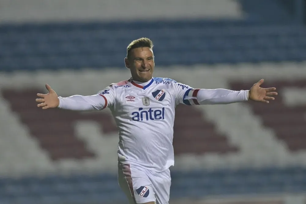 Bergessio y uno de sus festejos en el Gran Parque Central