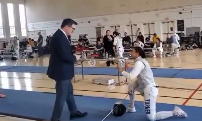 La esgrimista que se negó a competir contra rival transgénero y se hizo viral: Soy mujer y esto es un hombre, este es un torneo femenino