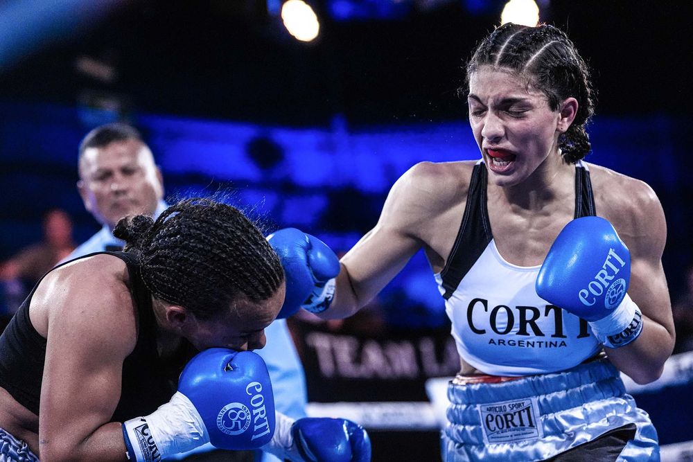 “La Maldita” Milagro Ramírez (d) en su debut como profesional