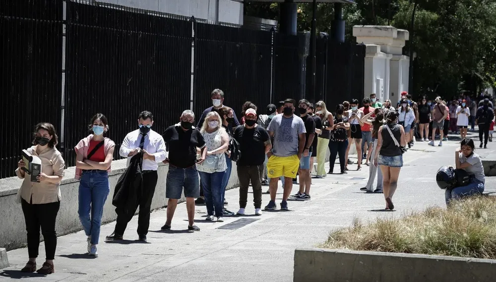 Fila de espera para hisoparse en Buenos Aires.