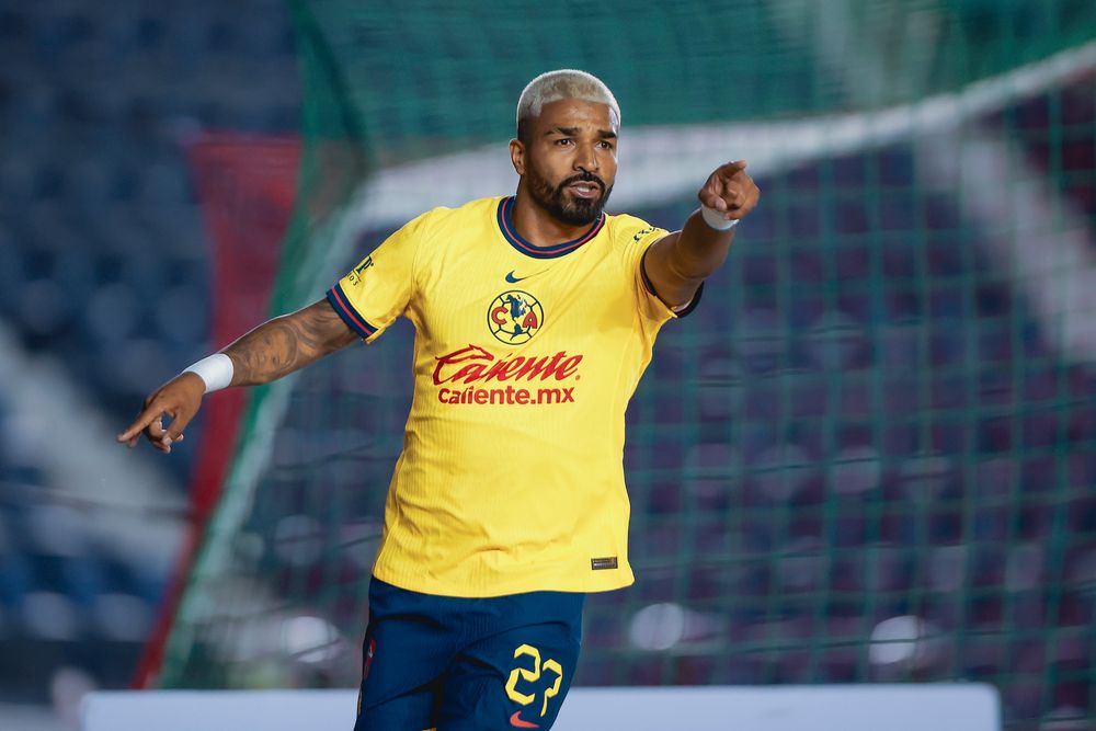Rodrigo Aguirre celebra su gol para América de México