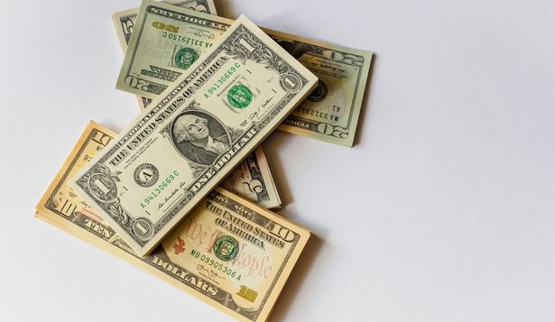 Un error de impresión convierte ciertos billetes de 1 dólar en piezas valiosas para la numismática alcanzando un valor de hasta 150.000 dólares.