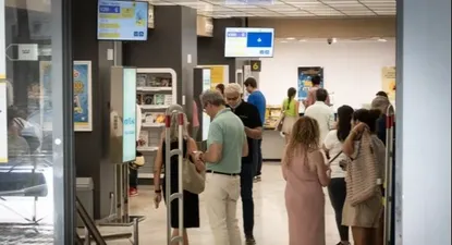 Personas en una oficina de Correos para emitir su voto
