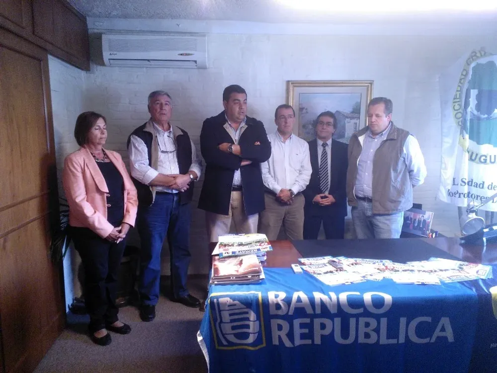 Integrantes de las dos sociedades de criadores, del escritorio y del banco