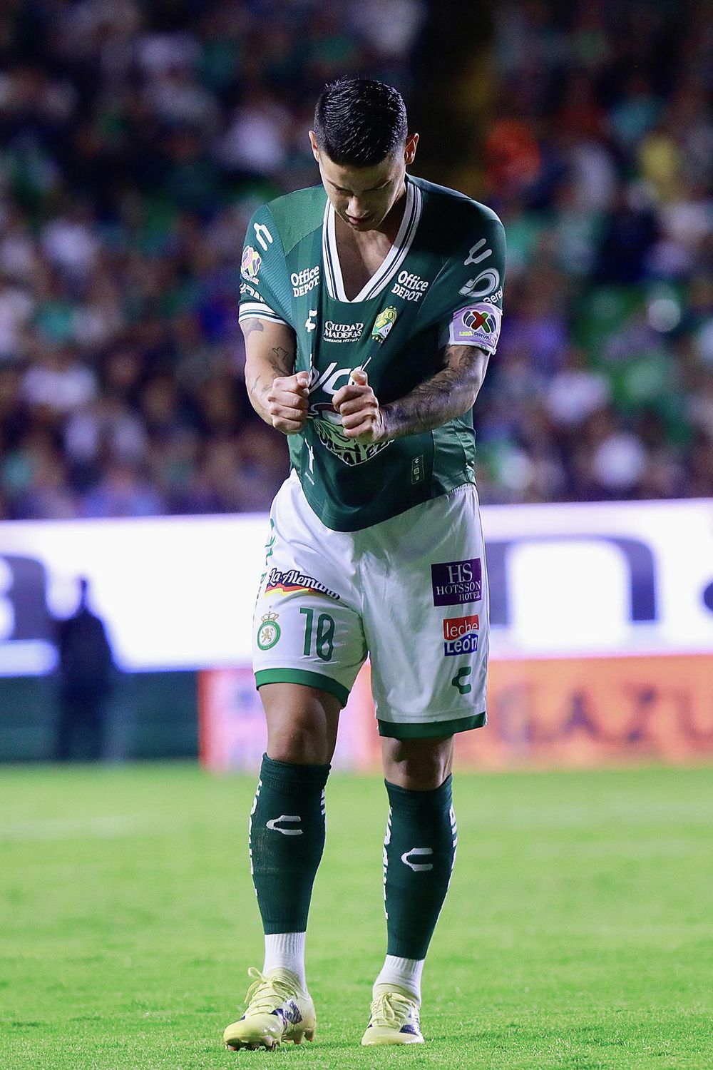 James Rodríguez de León reacciona este martes, durante un partido de la Liga MX entre León y Mazatlán en el estadio León, en Guanajuato