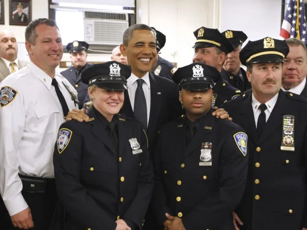 El mandatario junto a policías