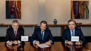 Juan Carlos Escotet Rodríguez (centro) y Francisco Botas (derecha), con Fernando Teles, accionista de EuroBic, durante la firma del acuerdo de integración.