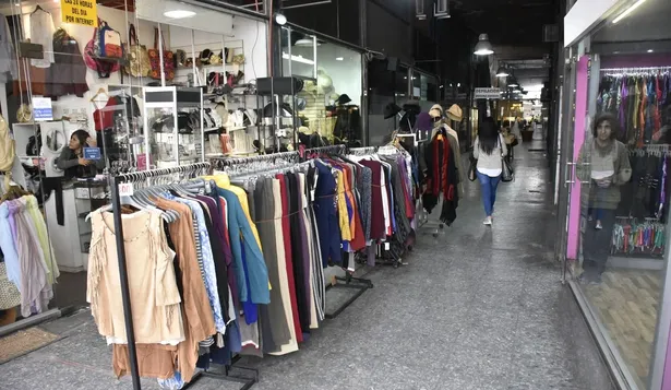 Confianza de los consumidores cayó fuerte en marzo y volvió a zona de pesimismo