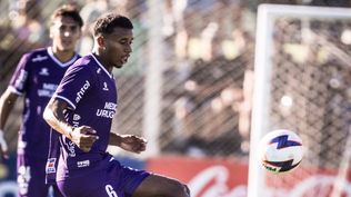Mauricio Amaro en el partido entre Racing y Defensor Sporting