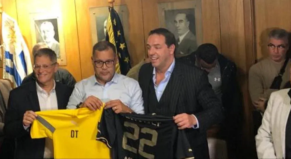 Darío Rodríguez y Ruglio en la presentación del nuevo DT en junio