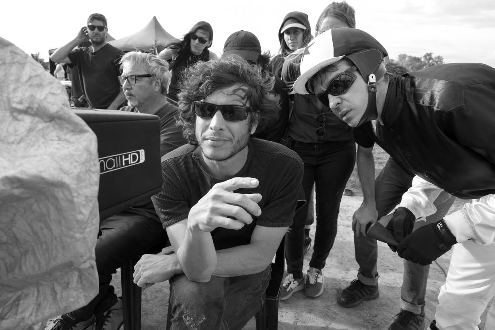 Luis Ortega junto a Nahuel Pérez Biscayart en el rodaje de El Jockey