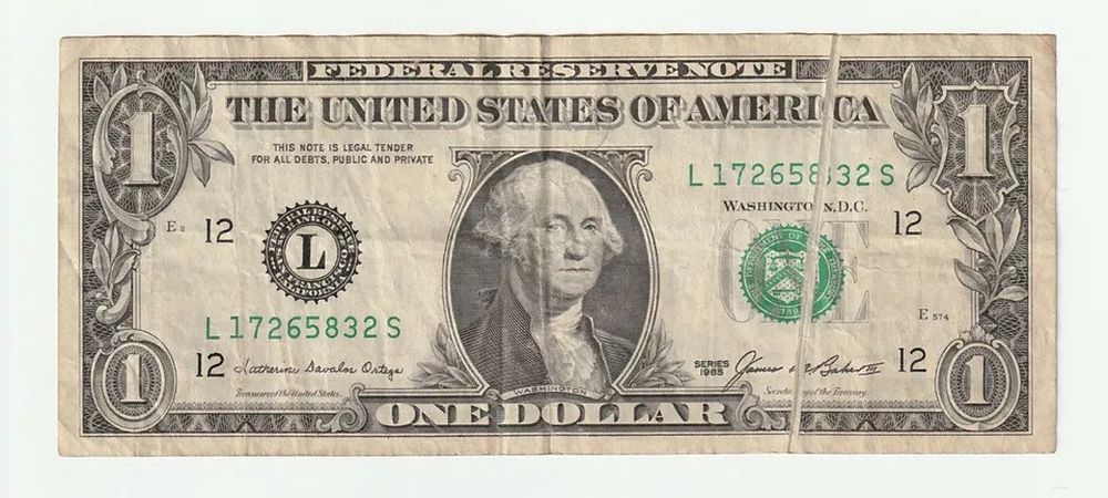 El estado físico de un billete es crucial para determinar su valor en el mercado.   