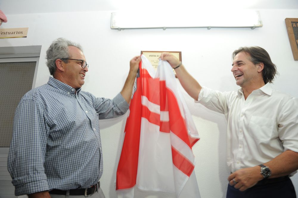 Lacalle Pou junto al apicultor Fernando Torres, en el estreno de la zafra de miel, en Florida.