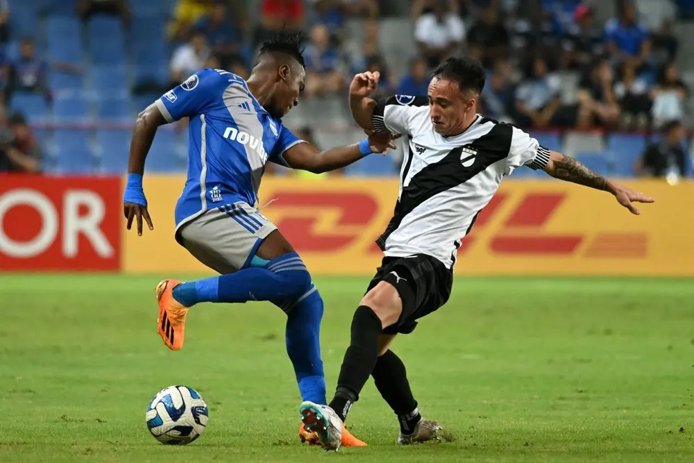 Bryan Carabalí esconde la pelota ante Franco González