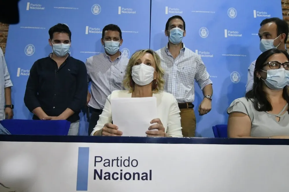 Laura Raffo y los ediles blancos en conferencia de prensa
