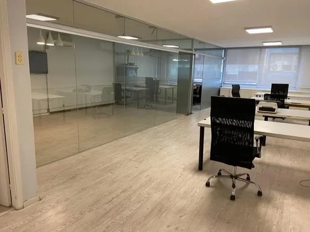 La oficina es espaciosa y cómoda.