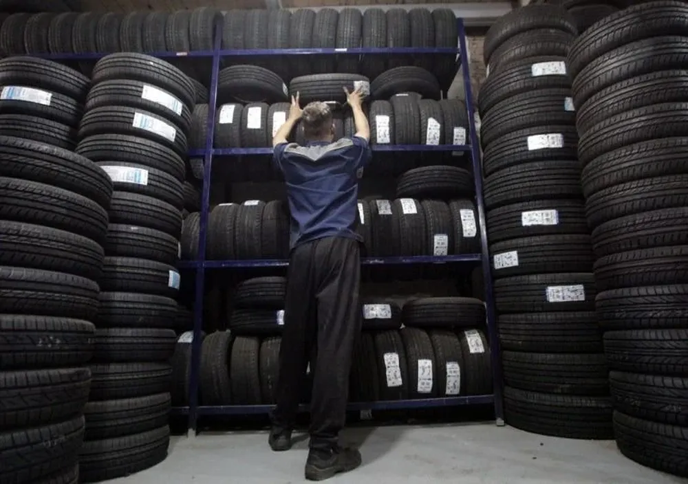 Bajan los impuestos de importación de electrodomésticos y neumáticos