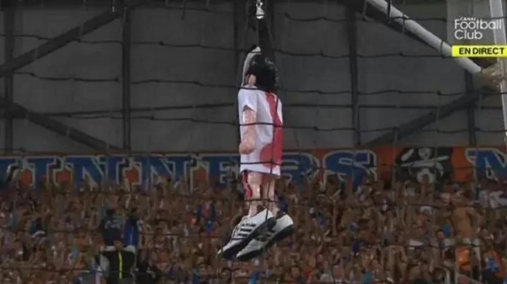 El muñeco de Valbuena que subieron los hinchas de Marsella