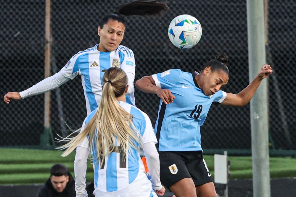 Wendy Carballo de Uruguay ante Argentina por la Liga de Naciones