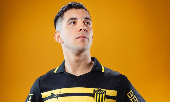 Leonardo Fernández con la nueva camiseta de alternativa de Peñarol
