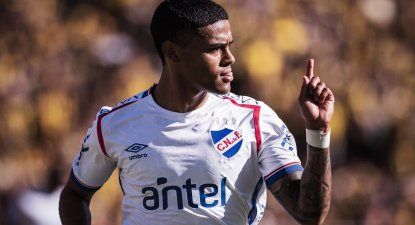 Juan Cruz de los Santos celebra su gol, el 1-0 de Nacional ante Peñarol en el Campeón del Siglo