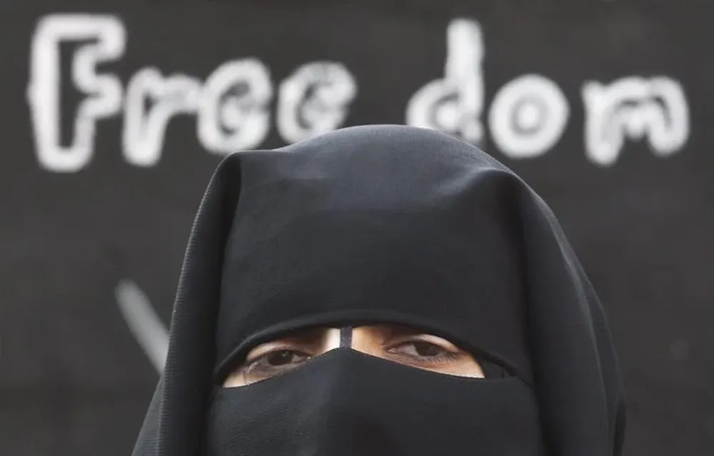 Gaza- Una mujer palestina con el rostro velado participa en manifestación a favor de la liberación de presos palestinos