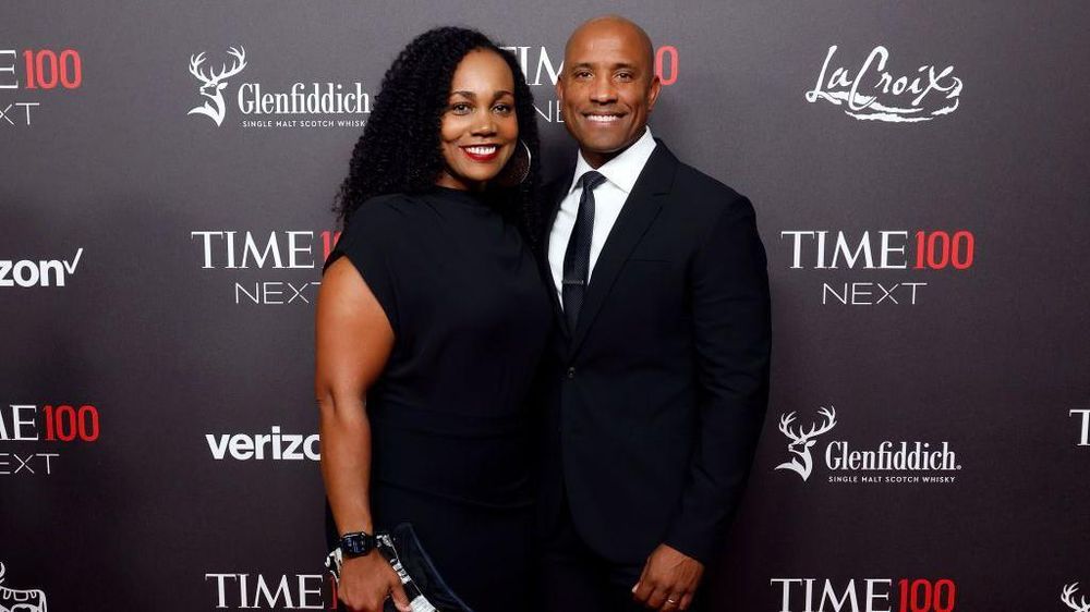 Glover y su esposa Dionna sobre la alfombra roja durante un evento de gala que celebra a las estrellas ascendentes en la ciencia, cultura y vida pública.