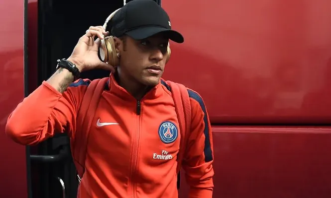 Neymar en la llegada al estadio de Guingamp para su debut