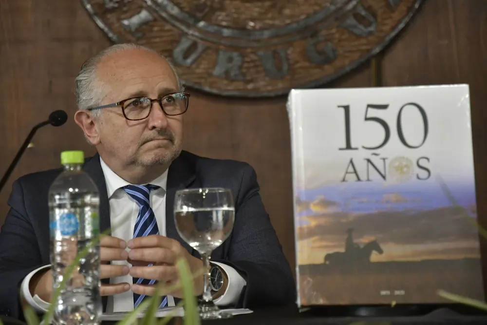 Pablo Da Silveira y la obra presentada en la Rural del Prado.