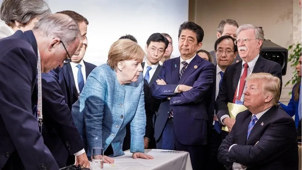 En su cuenta de Instagram, Merkel publicó esta imagen de una reunión nullespontáneanull durante la cumbre del G7.
