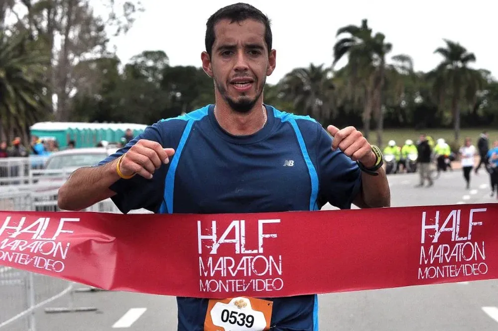 Nicolás Cuestas al ganar la Half Maraton Montevideo 2015