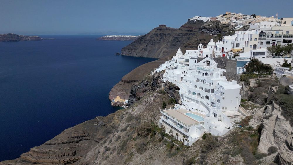 Una enorme erupción en 1600 a. C. dejó el borde del cráter y la depresión central que formaron Santorini.