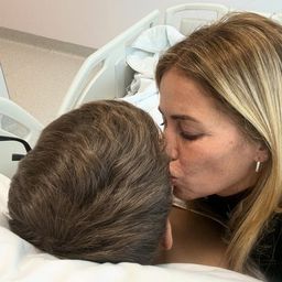 Lorena Perrone llegó a Las Palmas y fue directo a saludar a su hijo Jeremía Recoba, quien fue operado de su rodilla derecha Lorena Perrone llegó a Las Palmas y fue directo a saludar a su hijo Jeremía Recoba, quien fue operado de su rodilla derecha