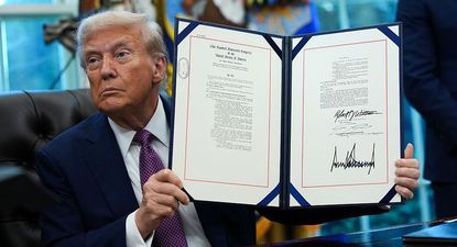 Trump firmó su orden ejecutiva número 200 desde que asumió en enero.