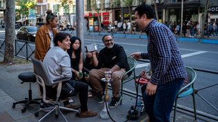 La gente reunida alrededor de una radio para mantenerse informada sobre el apagón.