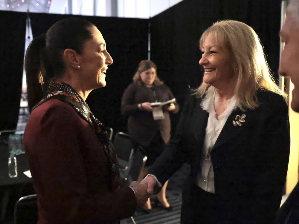 Carolina Cosse junto a Claudia Sheinbaum; las dos coincidieron en abril del 2023 en una cumbre en Denver