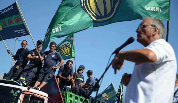 Un conflicto extraño: trabajadores contra el gobierno y empresarios embretados