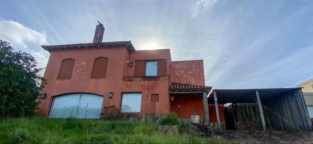La casa está construida sobre un terreno elevado.