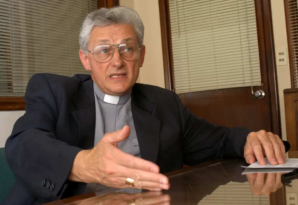 Brecha publicó una foto del senador con varios cigarros en su despacho